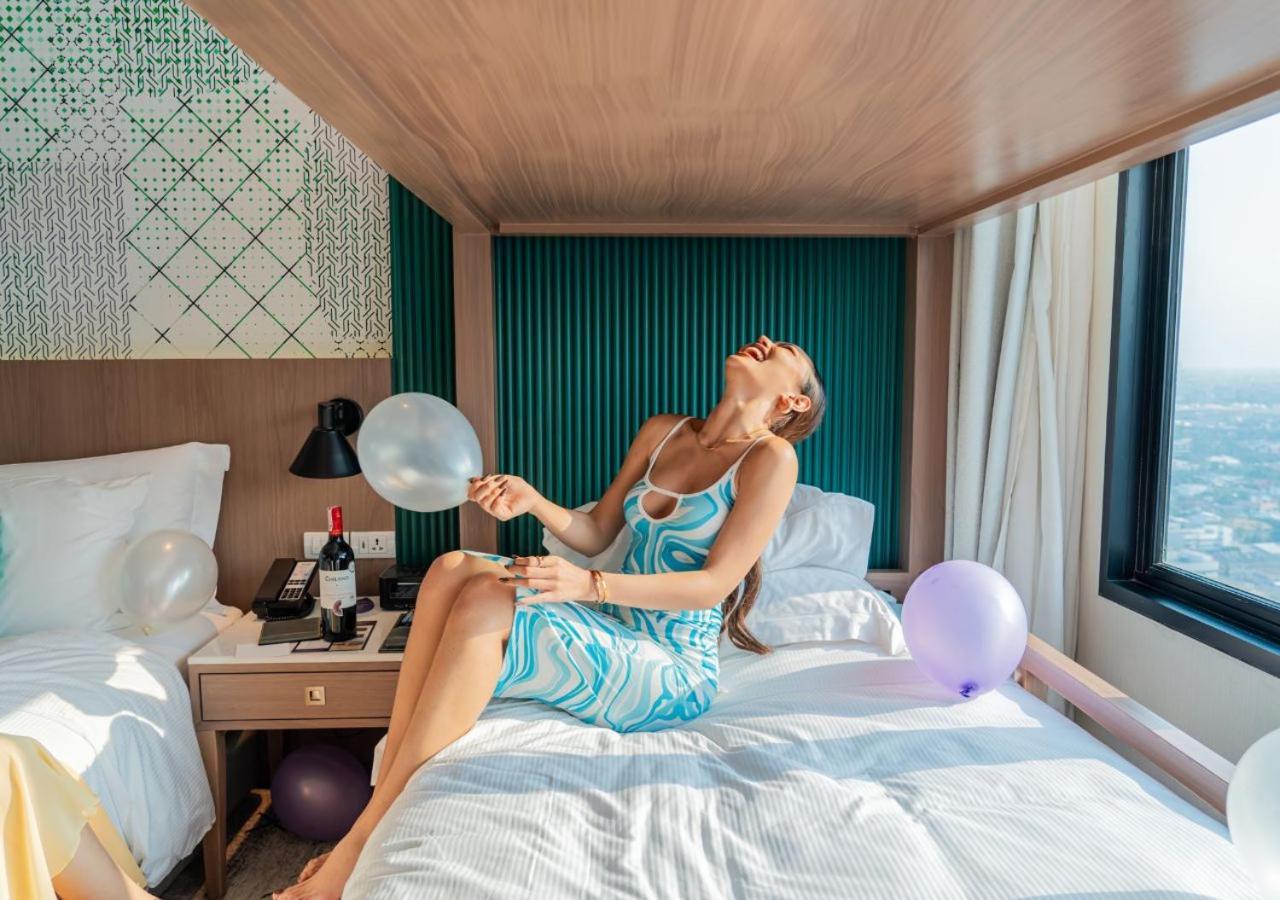Avani Sukhumvit Bangkok Hotel Exterior foto A woman in a hotel room